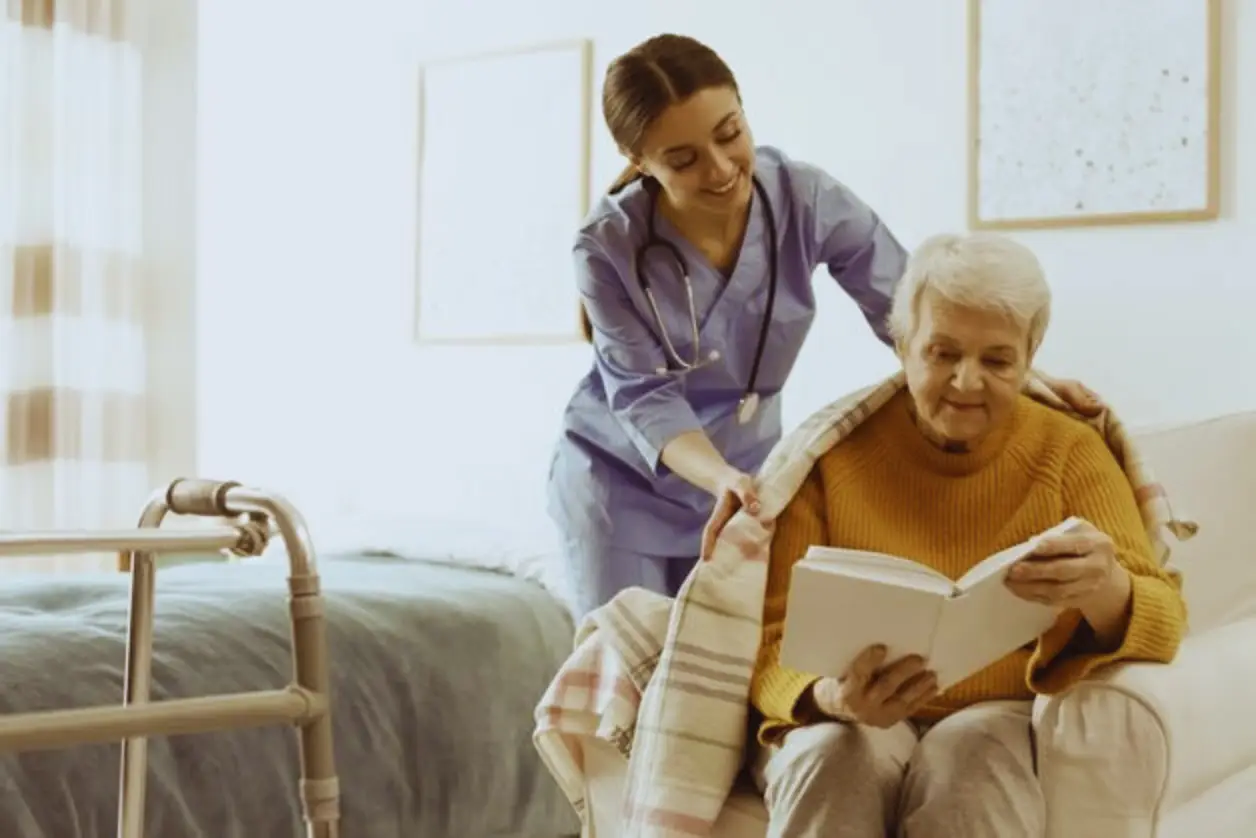 Nurse-Providing-In-Home-Care-to-Elderly